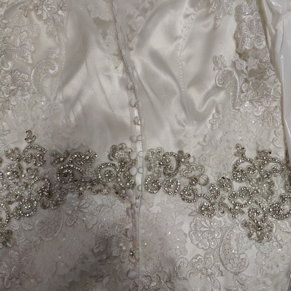 Wedding dress - Picture 4 of 8